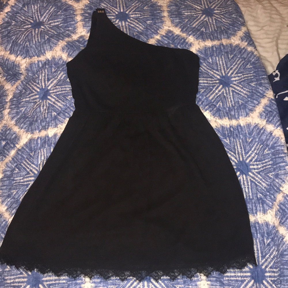 One strap shoulder black dress